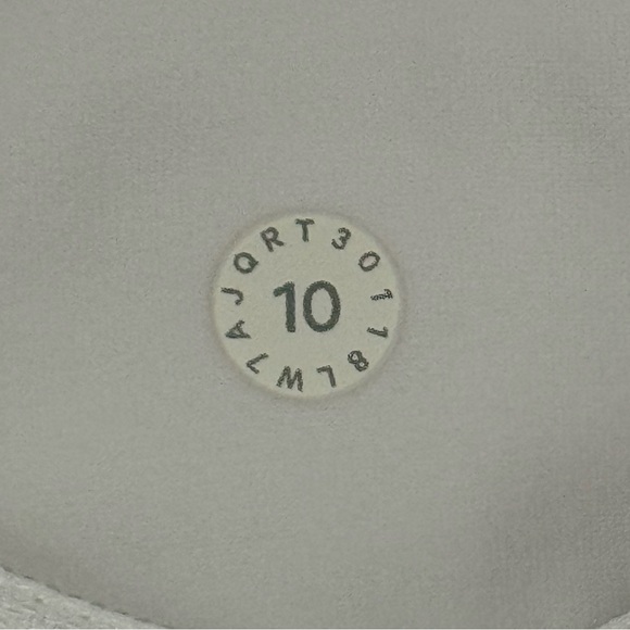 Lululemon 2.5” Speed Up shorts - Picture 7 of 7